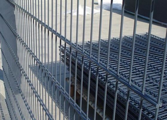 China Galvanisiert/PVC beschichtete das Stahldraht-Fechten, doppelten Maschendraht-Zaun für Garten fournisseur