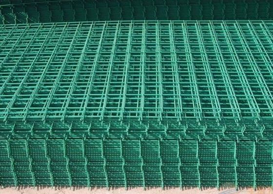 China PVC beschichtete Maschendraht-Zaun-Platten für Landstraßen-/Bau-grüne Farbe fournisseur
